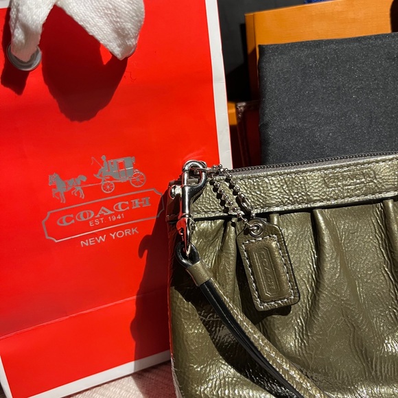 🎉!LIKE NEW🎊 Beautiful, Coach, shiny wristlet! - Picture 8 of 15